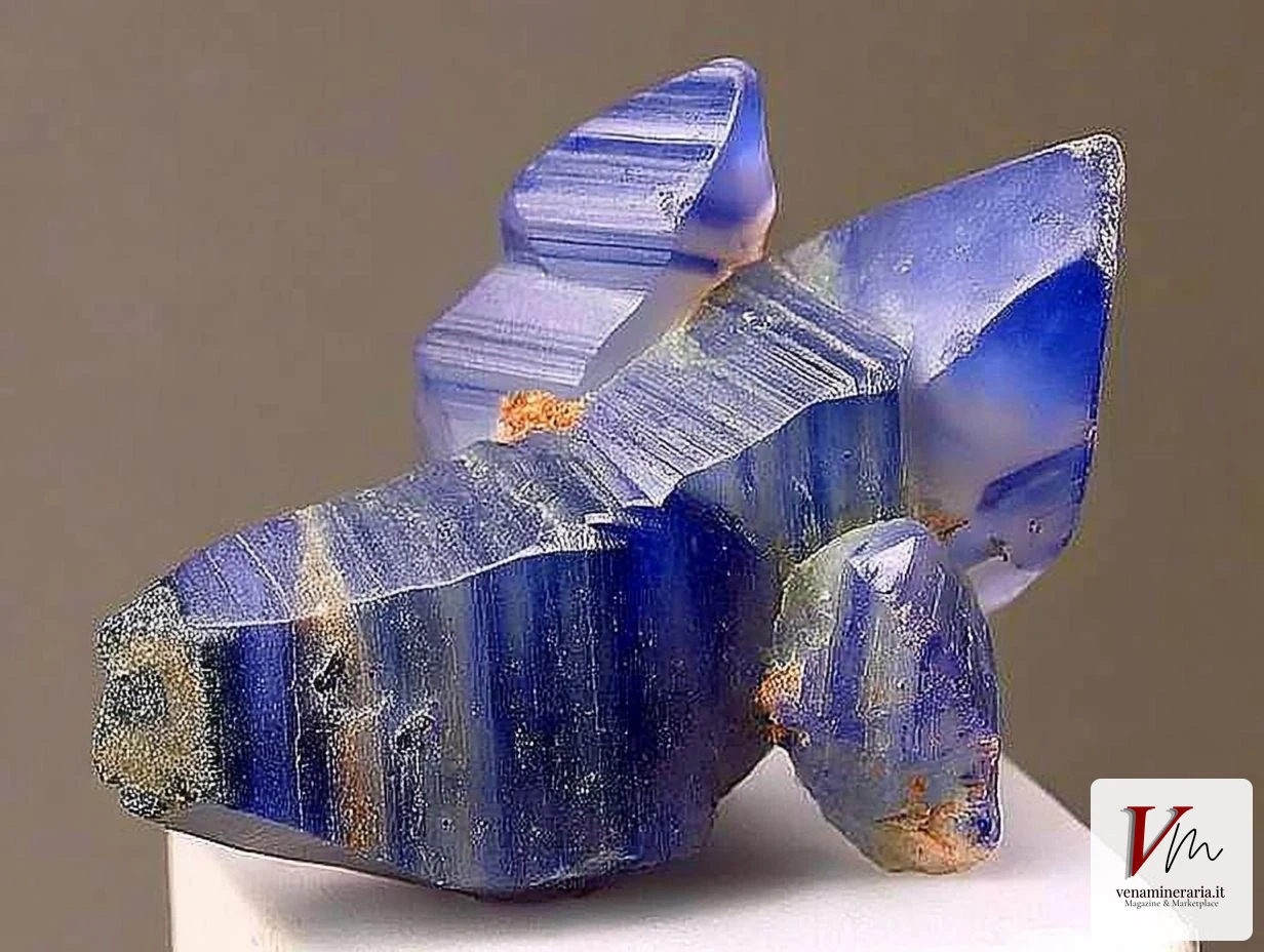 Corindone varietà zaffiro: cristalli blu da ferro e titanio