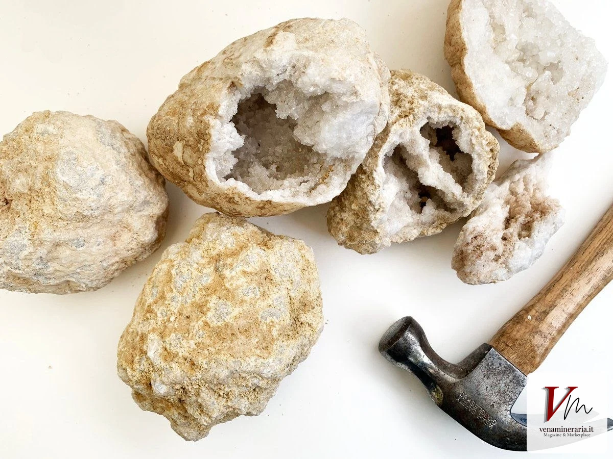 Geodi appena aperti con il martello, con le due metà che rivelano i cristalli