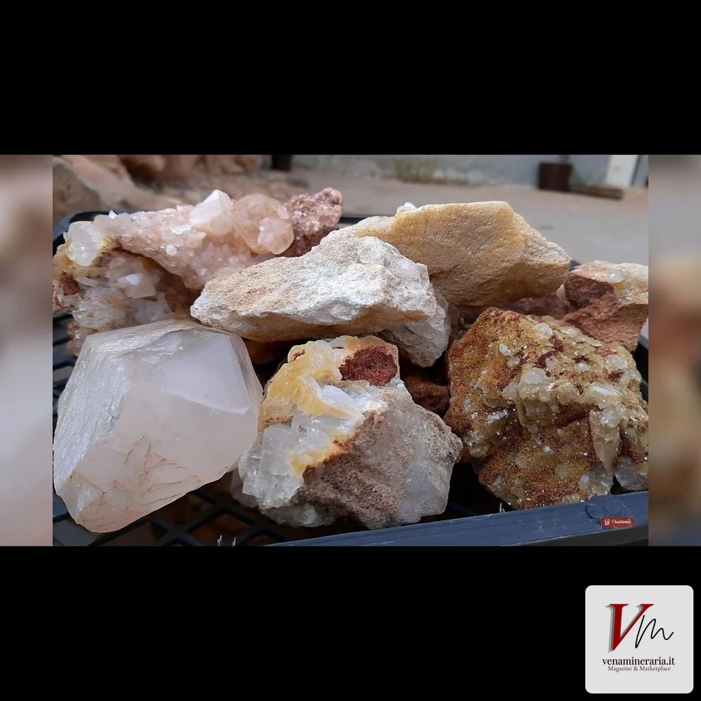 Minerali sporchi appena estratti sul campo, da pulire