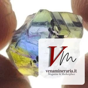 Pleocroismo della tanzanite: la gemma mostra blu, viola e bordeaux secondo l'angolo