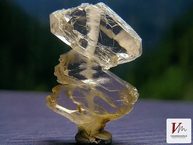 Quarzo Faden: il Cristallo che Misura l'Apertura delle Fessure Alpine