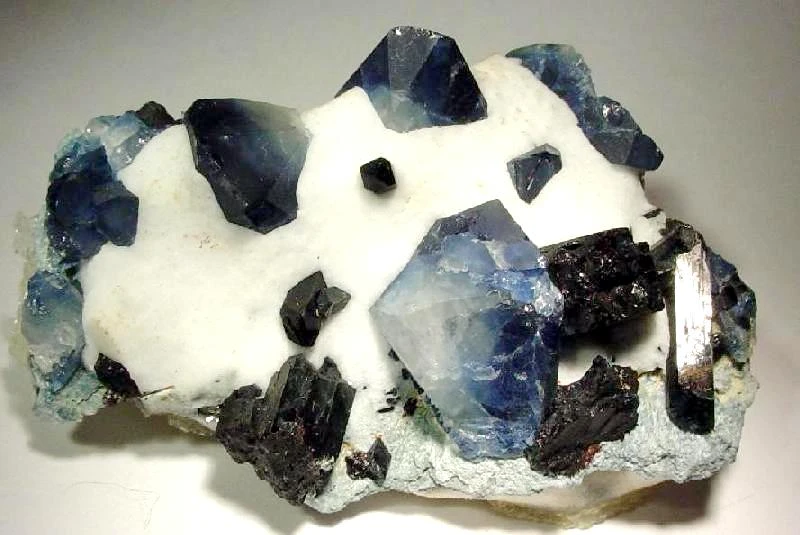 Minerali rari: dove trovare la Benitoite, la gemma californiana introvabile.