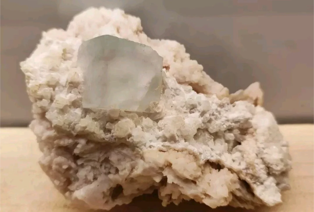 Cristallo di fluorite trasparente su matrice - esemplare raro e ben definito