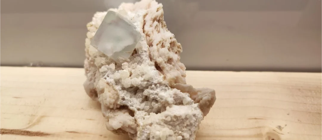 Cristallo di fluorite trasparente su matrice - esemplare raro e ben definito
