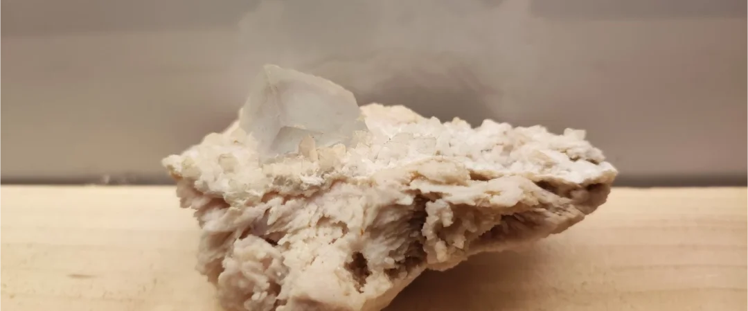 Cristallo di fluorite trasparente su matrice - esemplare raro e ben definito