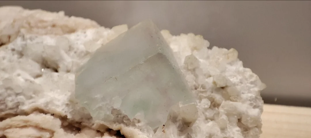Cristallo di fluorite trasparente su matrice - esemplare raro e ben definito