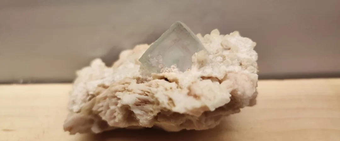 Cristallo di fluorite trasparente su matrice - esemplare raro e ben definito