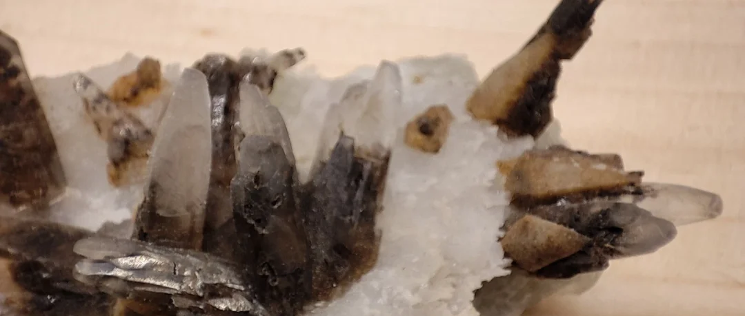 Calcite con Pirolusite e Piromorfite Cresce su Matrice di Quarzo - Cina