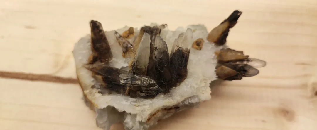 Calcite con Pirolusite e Piromorfite Cresce su Matrice di Quarzo - Cina