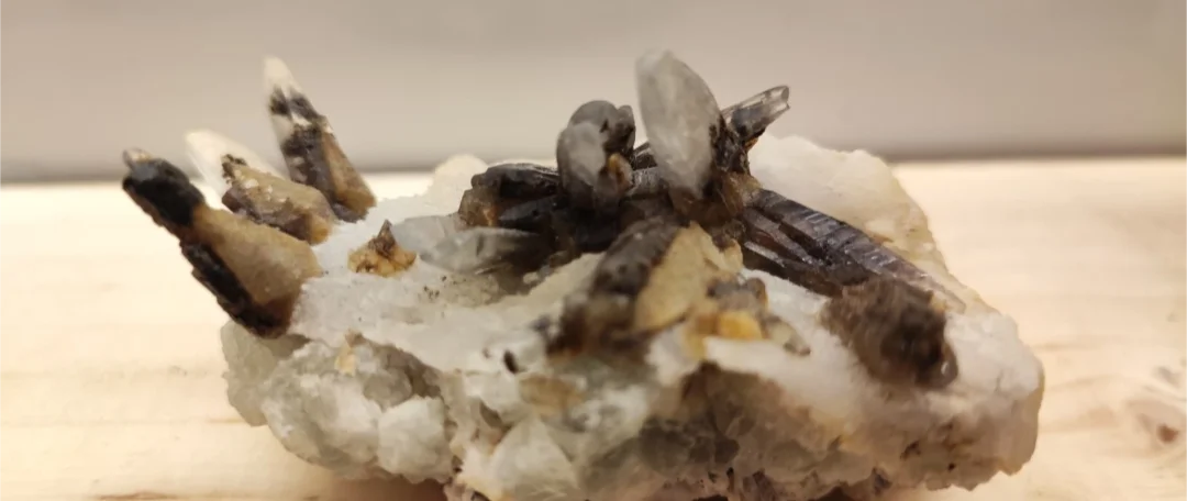 Calcite con Pirolusite e Piromorfite Cresce su Matrice di Quarzo - Cina