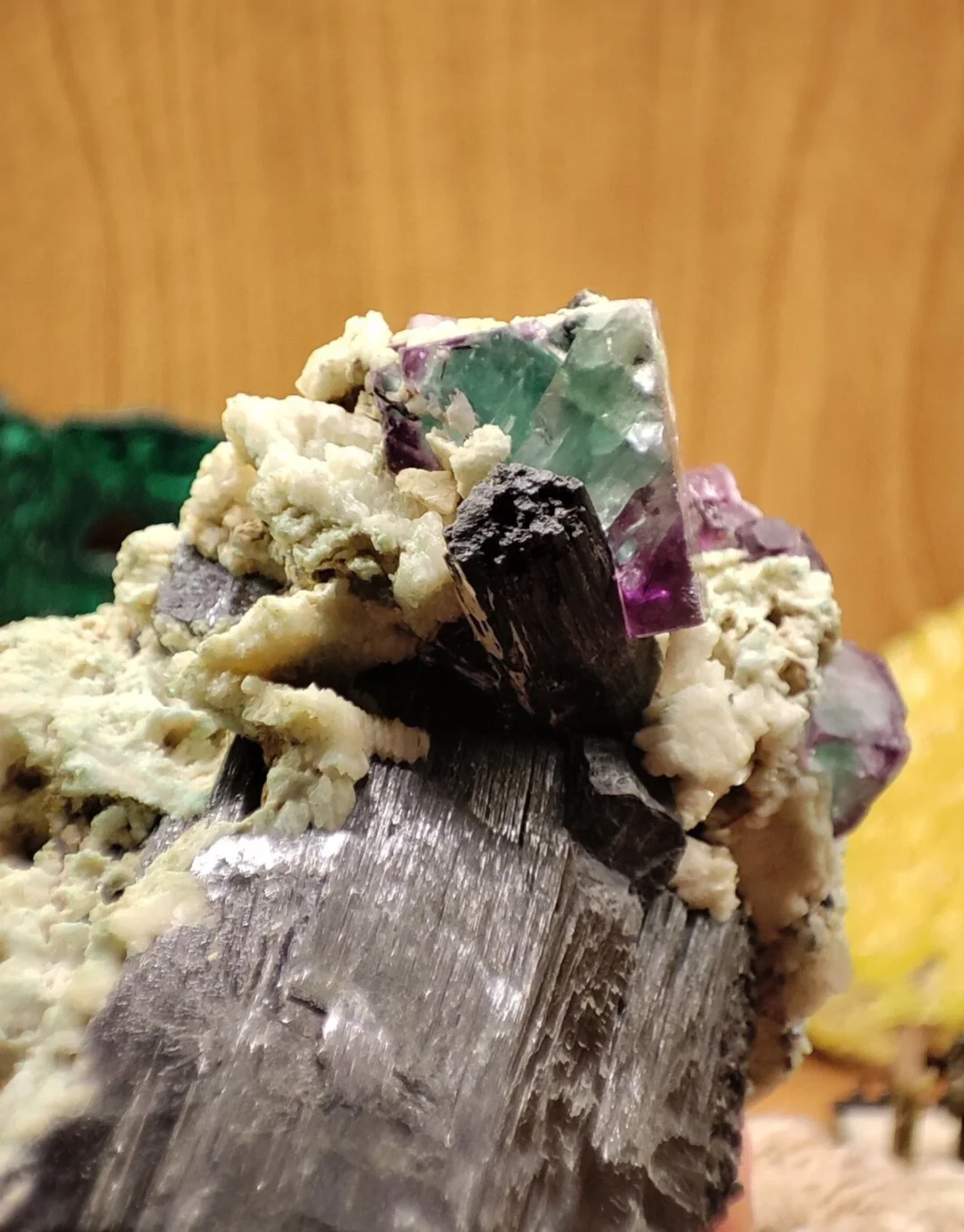 Fluorite Verde Viola su Tormalina Nera Schorl Albite - Erongo Namibia - Minerale