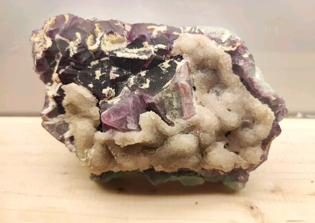 Ammasso di fluorite ottaedrica viola su quarzo - Fujian, Cina