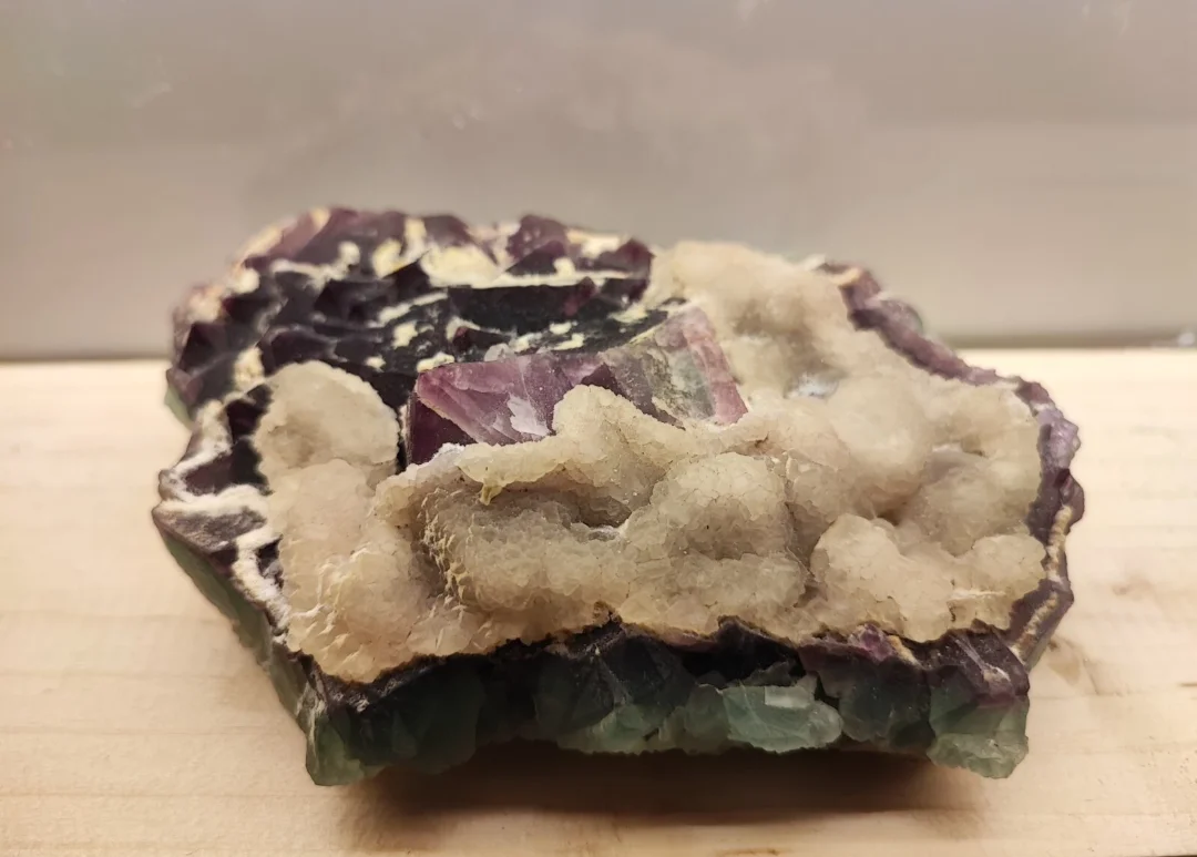 Ammasso di fluorite ottaedrica viola su quarzo - Fujian, Cina
