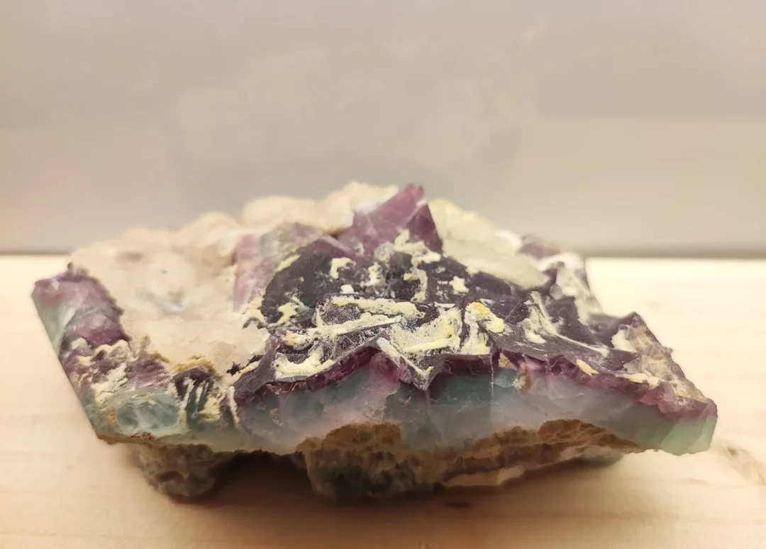 Ammasso di fluorite ottaedrica viola su quarzo - Fujian, Cina