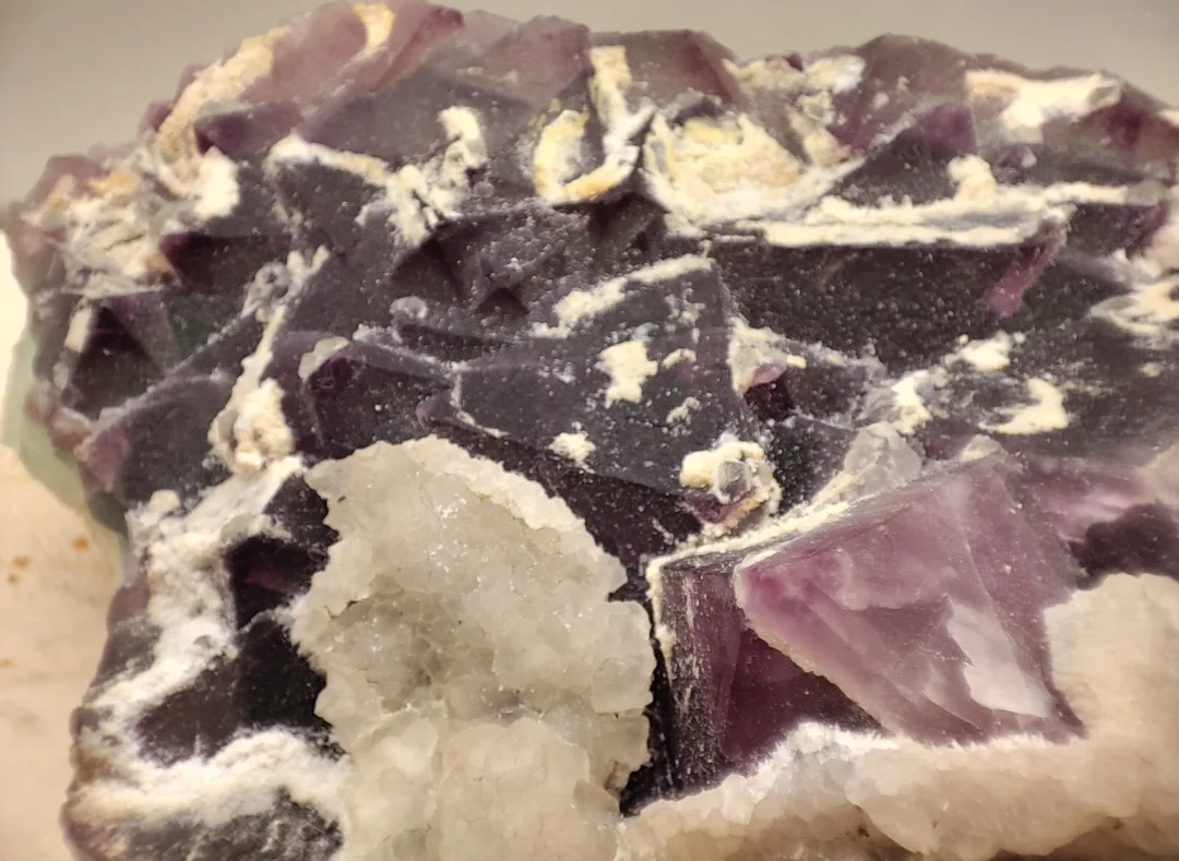 Ammasso di fluorite ottaedrica viola su quarzo - Fujian, Cina