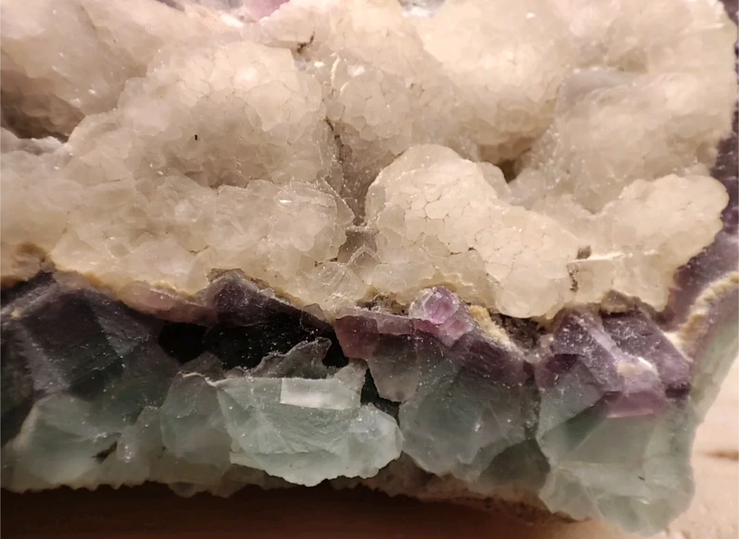 Ammasso di fluorite ottaedrica viola su quarzo - Fujian, Cina