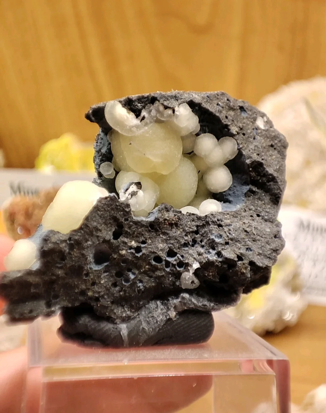 Calcite sferica su basalto - Raro esemplare minerale proveniente dalla Cina