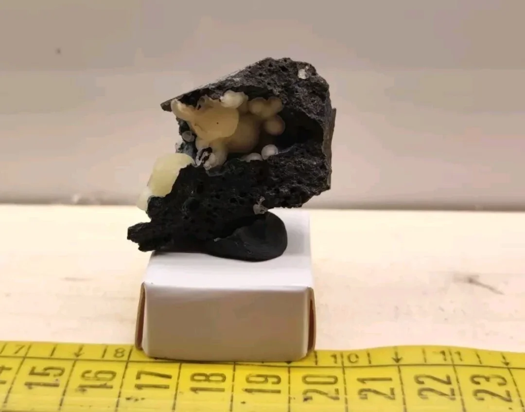 Calcite sferica su basalto - Raro esemplare minerale proveniente dalla Cina