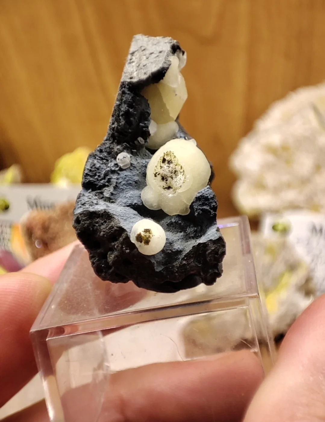 Calcite sferica su basalto - Raro esemplare minerale proveniente dalla Cina