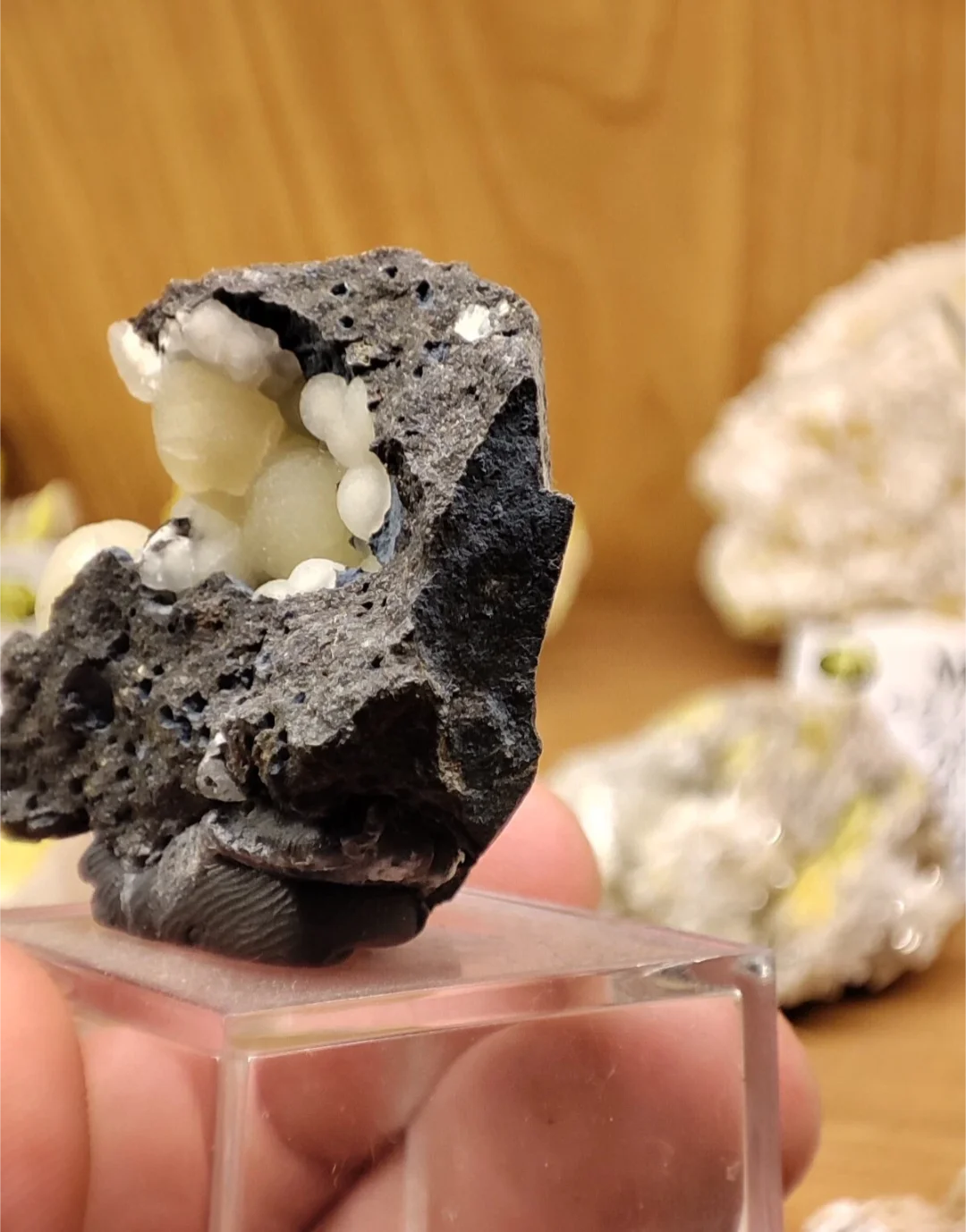 Calcite sferica su basalto - Raro esemplare minerale proveniente dalla Cina