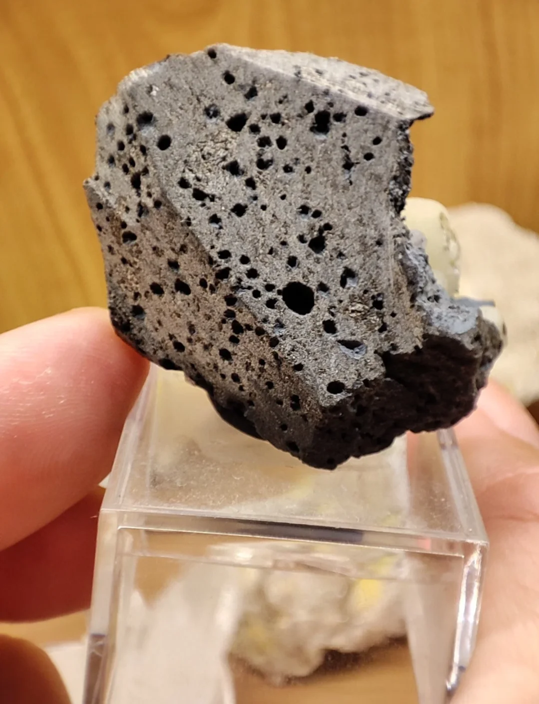 Calcite sferica su basalto - Raro esemplare minerale proveniente dalla Cina
