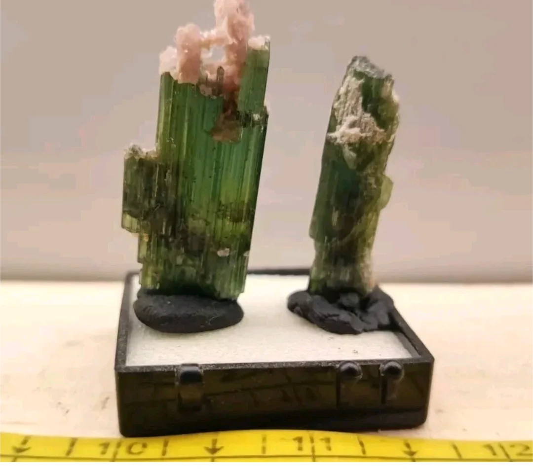 Tormalina verde su lepidolite, Aricanga, Minas Gerais