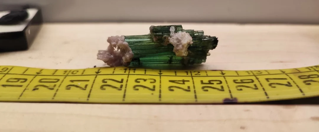 Tormalina verde su lepidolite, Aricanga, Minas Gerais