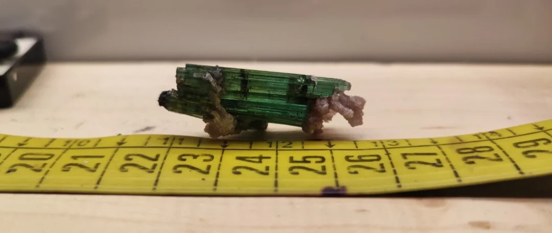 Tormalina verde su lepidolite, Aricanga, Minas Gerais