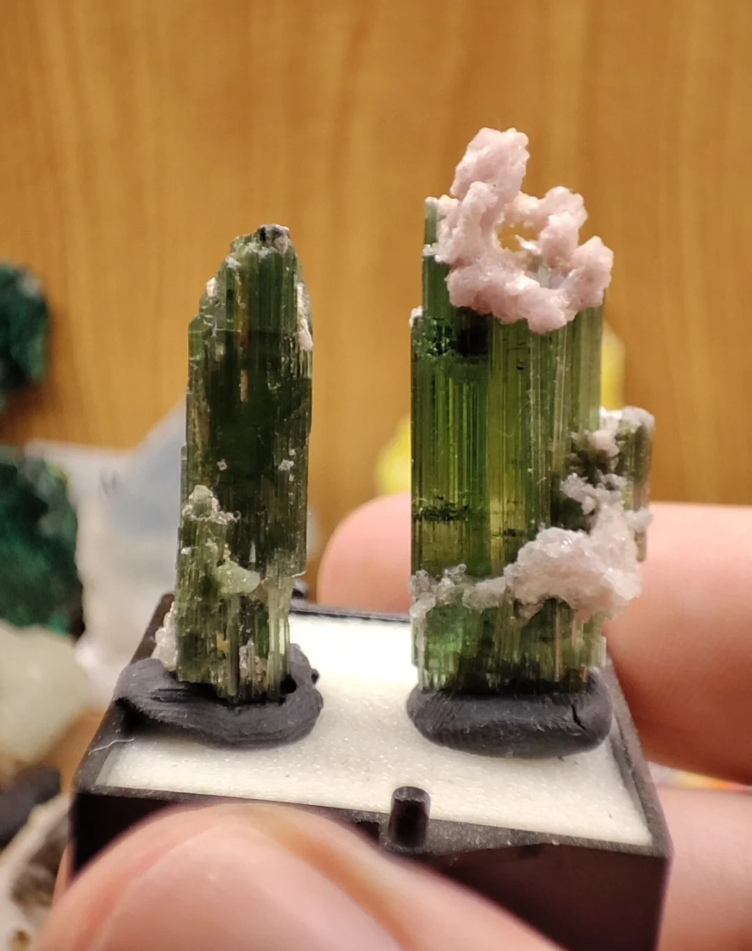 Tormalina verde su lepidolite, Aricanga, Minas Gerais