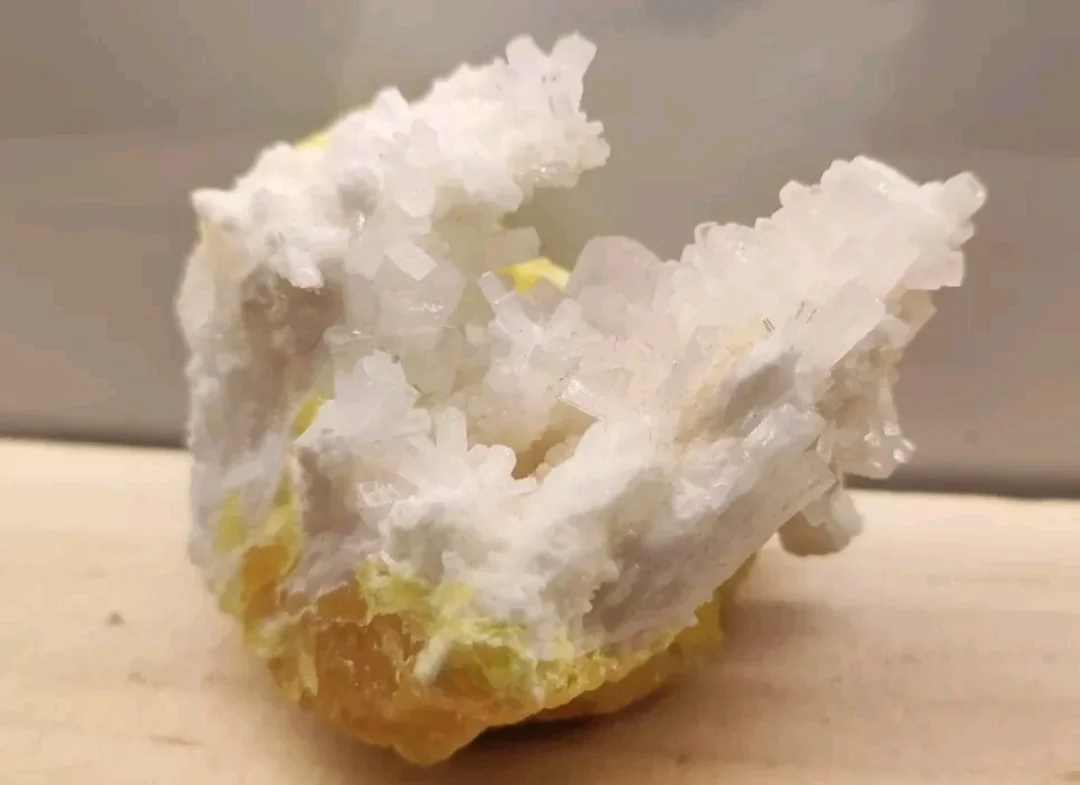 Minerale di zolfo con cristalli celestina traslucidi - miniera di Grasta, Sicilia