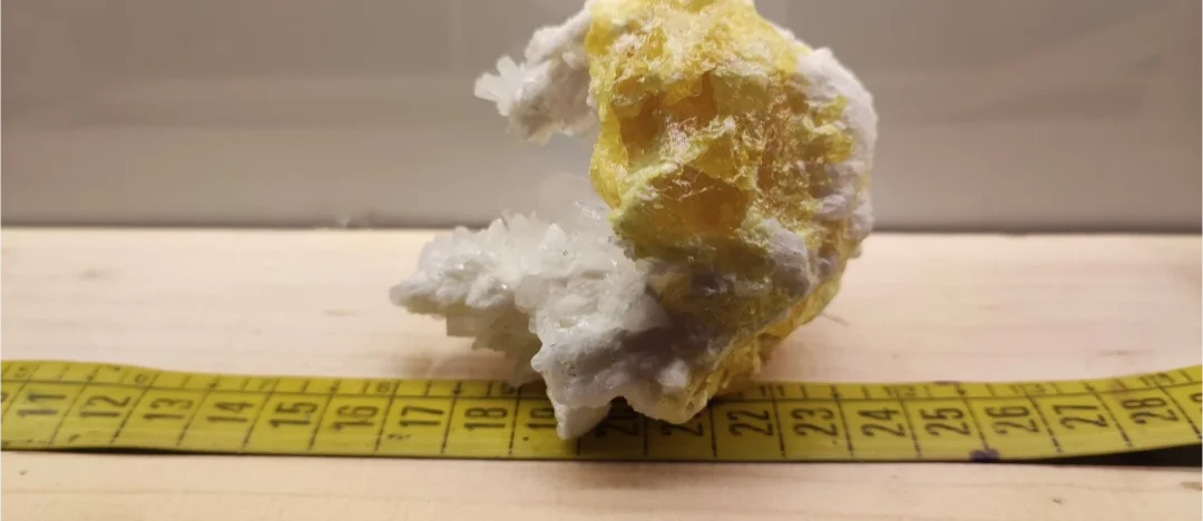 Minerale di zolfo con cristalli celestina traslucidi - miniera di Grasta, Sicilia