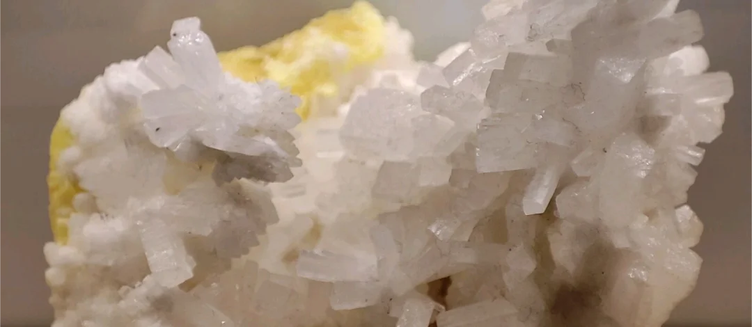 Minerale di zolfo con cristalli celestina traslucidi - miniera di Grasta, Sicilia