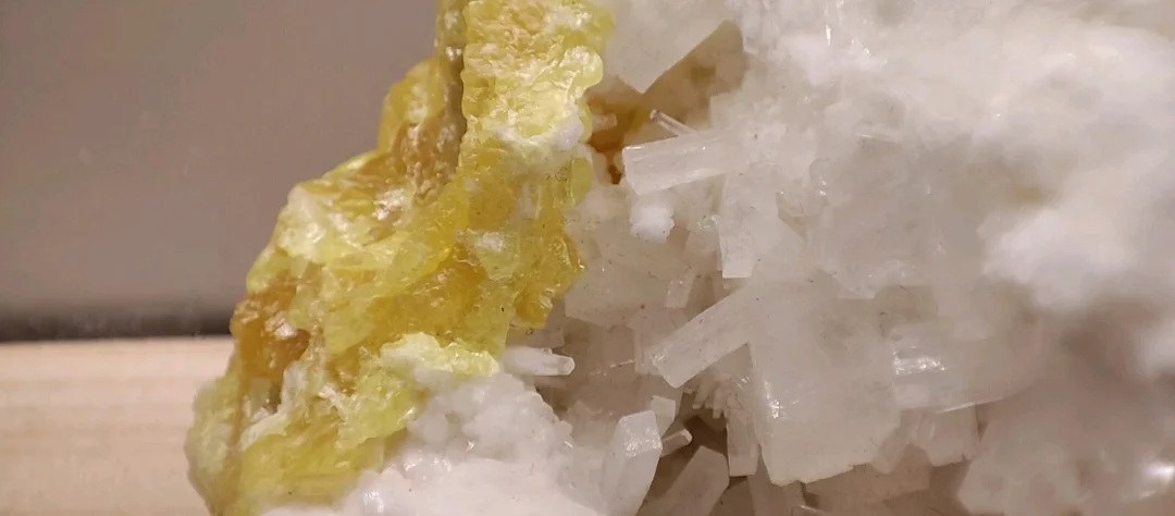Minerale di zolfo con cristalli celestina traslucidi - miniera di Grasta, Sicilia
