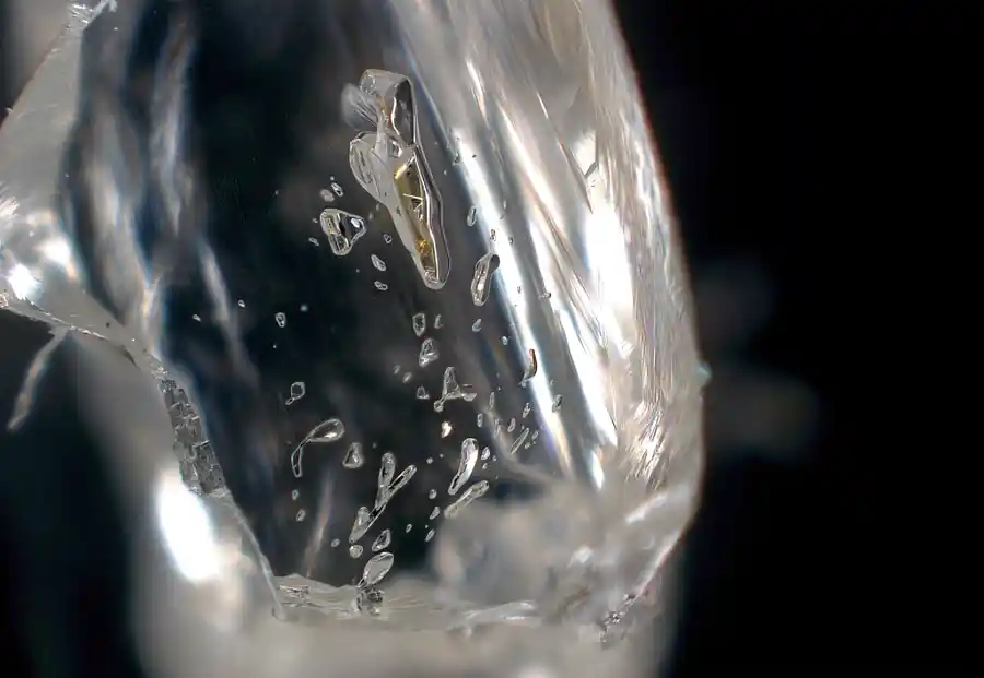 Diamanti "Capsule del Tempo": Scoperti minerali impossibili intrappolati nel carbonio
