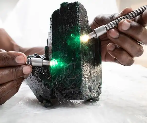 Lo Smeraldo "Imboo": Storia e Scienza del Gigante da 11.685 Carati
